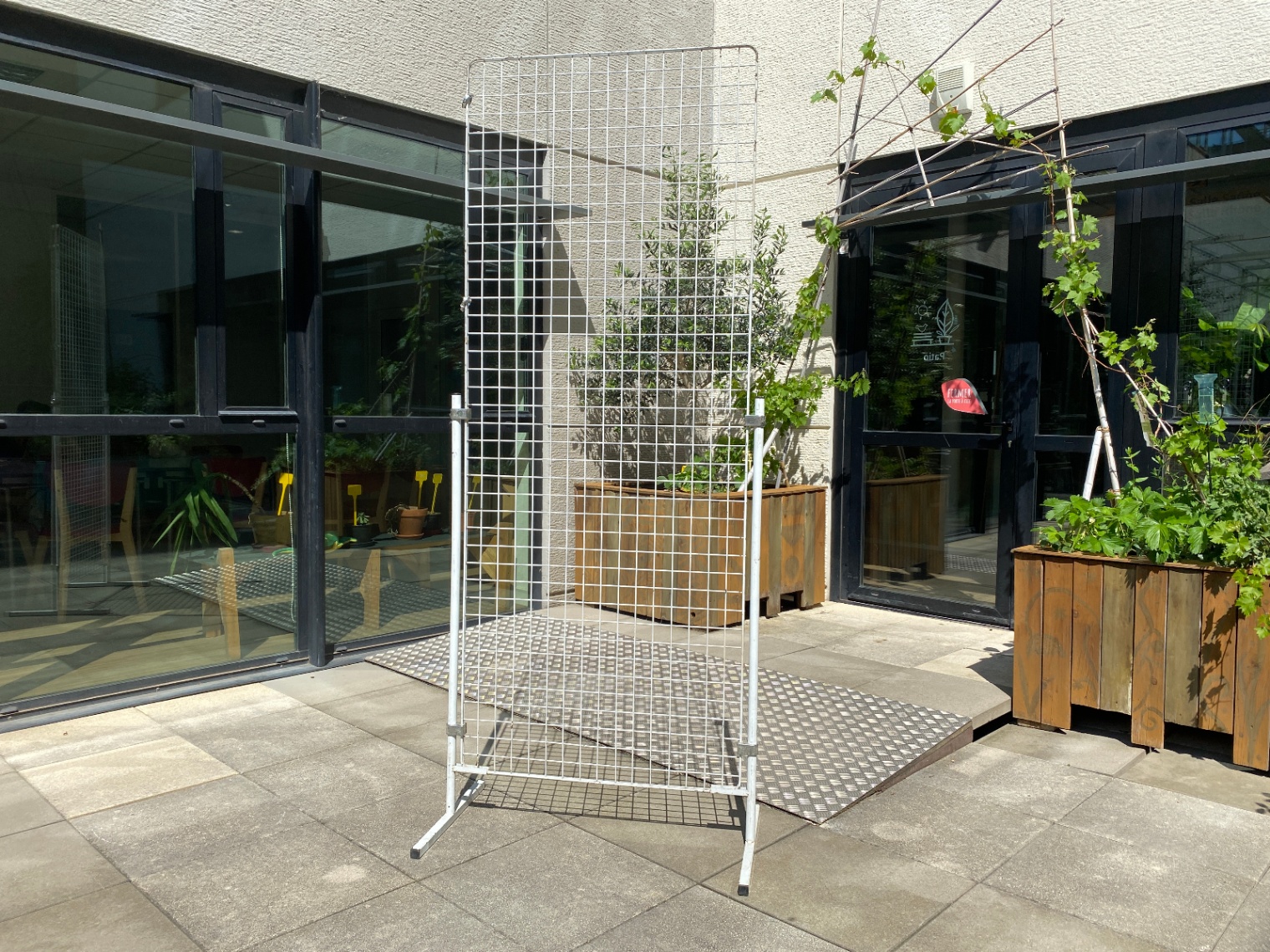 Grille d'affichage sur pieds